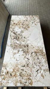 plyta-scienna-bezowy-kamien-polysk-280-cm-x-122-cm-wersja-a (1).webp